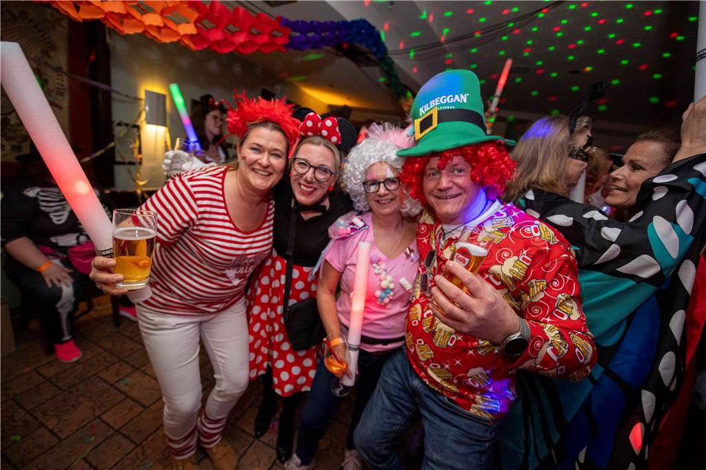 Zum Abschluss des Rosenmontags in Haltern am See (3.3.2025) fand im Kolpingtreff eine große Karnevalsparty mit dem DJ-Trio Marnedö statt.