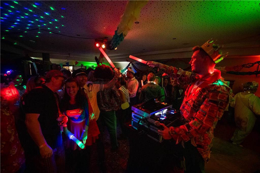 Zum Abschluss des Rosenmontags in Haltern am See (3.3.2025) fand im Kolpingtreff eine große Karnevalsparty mit dem DJ-Trio Marnedö statt.