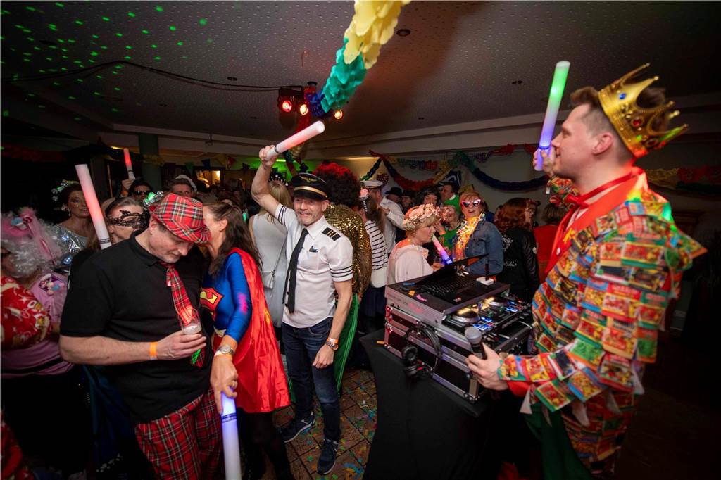 Zum Abschluss des Rosenmontags in Haltern am See (3.3.2025) fand im Kolpingtreff eine große Karnevalsparty mit dem DJ-Trio Marnedö statt.