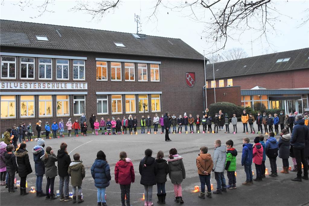 Sorge vor Schulschließung: Silvesterschüler senden Herzensbotschaft Zum Abschluss einer Unterrichtsreihe zum Thema Corona stellten sich die Schülerinnen und Schüler auf dem Hof vor der Silvesterschule auf.