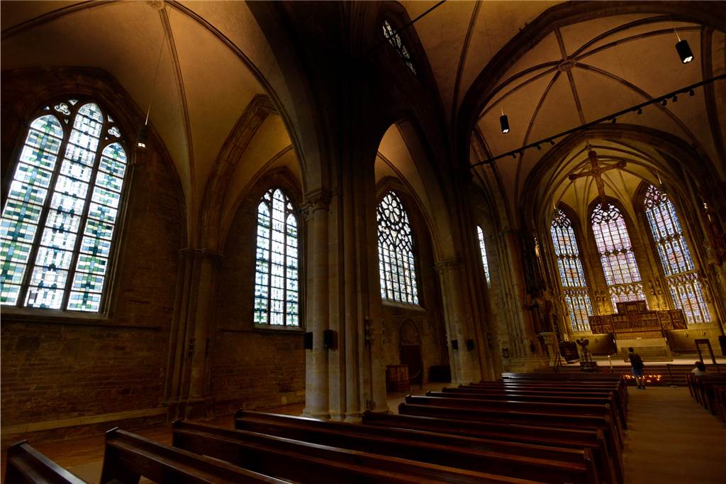 Zum Altarraum, rechts im Bild, nehmen die Fenster an Farbigkeit und Detailreichtum zu.