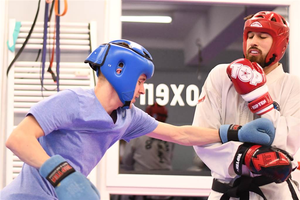 So schmerzhaft war das Training bei Tan Gun Sports für unseren Redakteur Patrick Schröer Zum Auftakt bekam unser Redakteur Patrick Schröer (l.) es mit Weltmeister Al Amin Rmadan zutun.