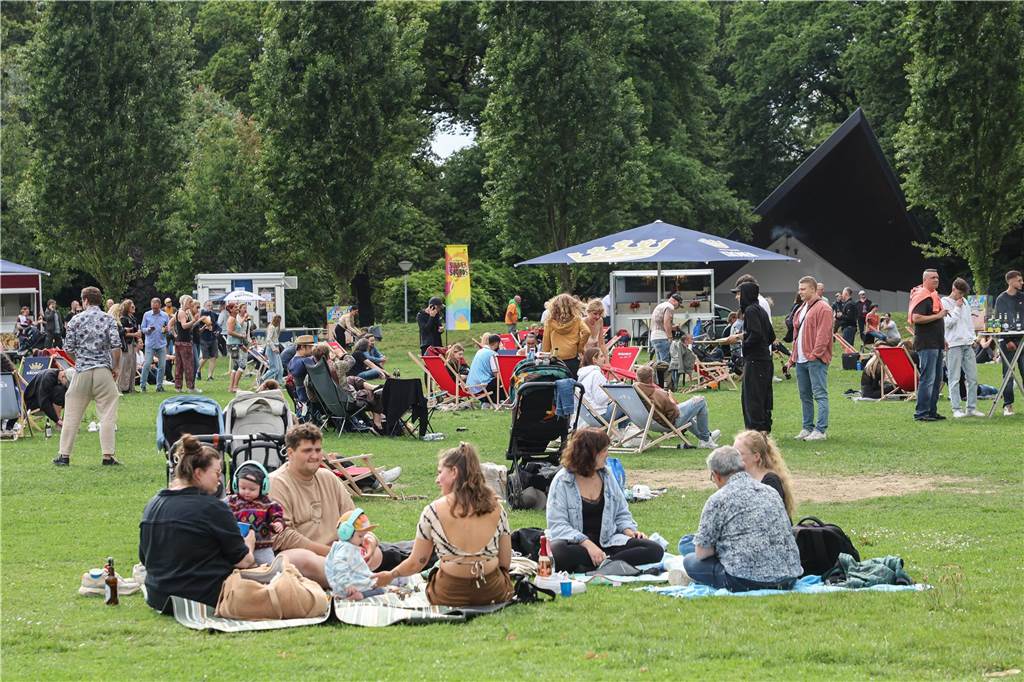 Zum Auftakt der Reihe der Dortmunder DJ Picknicks treffen sich Fans elektronischer Musik im Fredenbaumpark. Manche tanzen vor dem DJ Pult, andere machen es sich auf Decken oder Liegestühlen bequem.