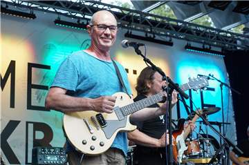 Zum Auftakt der Sommerbühne im Parkbad Süd kam Herbert Knebel und spielte Rock- und Bluesklassiker.