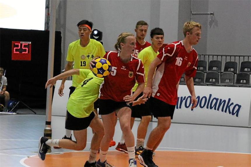 Deutsches Korfball-Team verliert gegen Taiwan Zum Auftakt der World Games im polnischen Breslau hat die deutsche Nationalmannschaft gegen die Auswahl Taiwans eine erwartete 14:22-Niederlage kassiert. Anna Schulte (am Ball) vom Schweriner KC steuerte einen Korb bei.