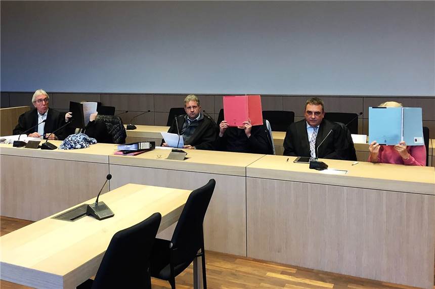 Misshandlungs-Prozess: Mutter soll für zwei Jahre ins Gefängnis Zum Auftakt des Prozesses waren die Eltern eines wenige Wochen alten Babys und die Hebamme angeklagt. Das Verfahren gegen die Hebamme ist während des laufenden Prozesses bereits eingestellt worden.