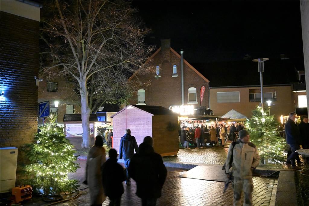 Zum Auftakt des Selmer Adventsmarktes strömten schon viele Besuchende in die Altstadt.