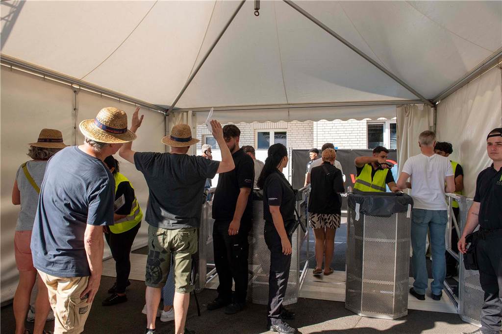 Zum Auftakt des Sunset Beach Festivals gab Toto in Haltern ein begeisterndes Konzert. Tausende Fans waren aus dem Häuschen.