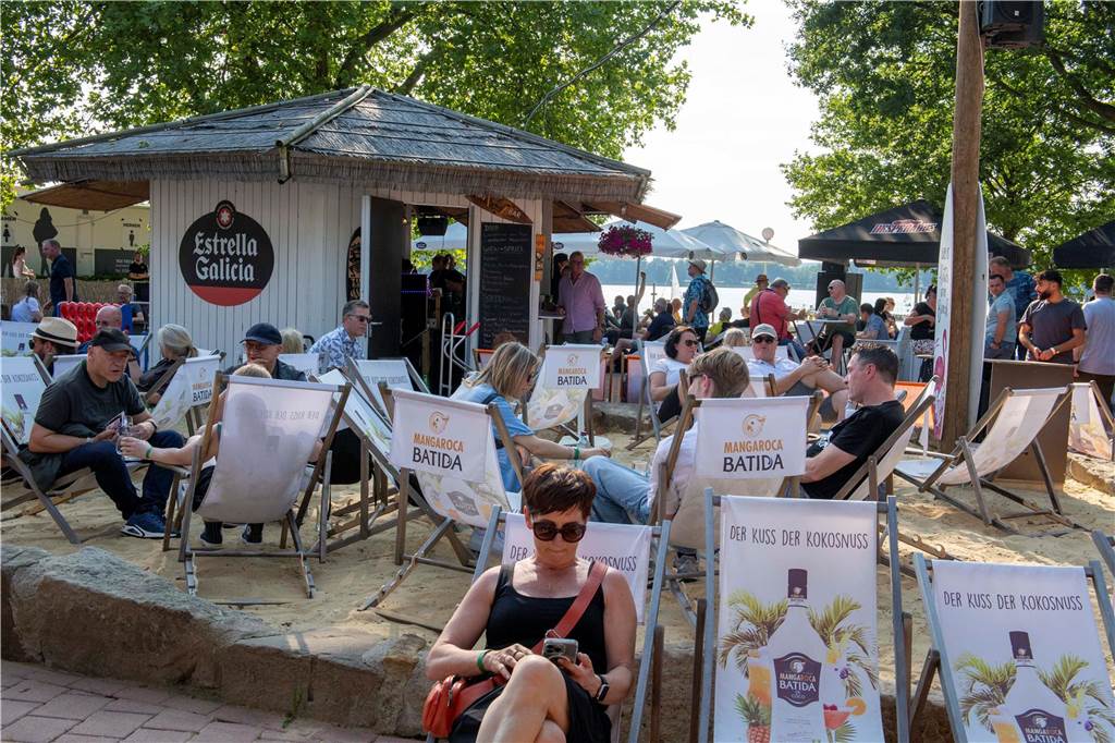 Zum Auftakt des Sunset Beach Festivals gab Toto in Haltern ein begeisterndes Konzert. Tausende Fans waren aus dem Häuschen.