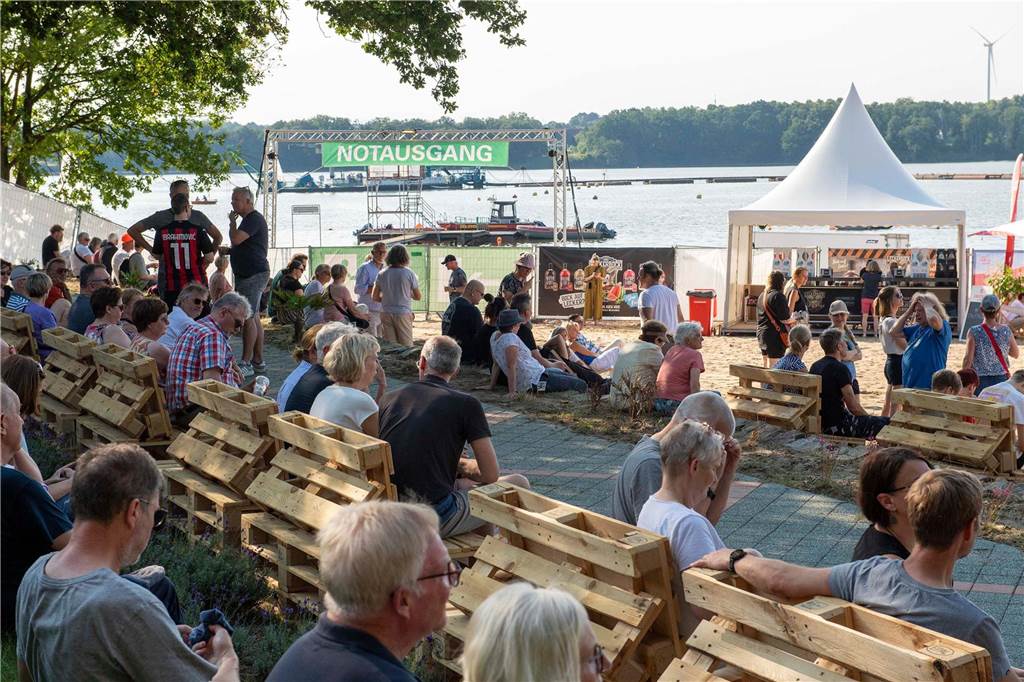 Zum Auftakt des Sunset Beach Festivals gab Toto in Haltern ein begeisterndes Konzert. Tausende Fans waren aus dem Häuschen.