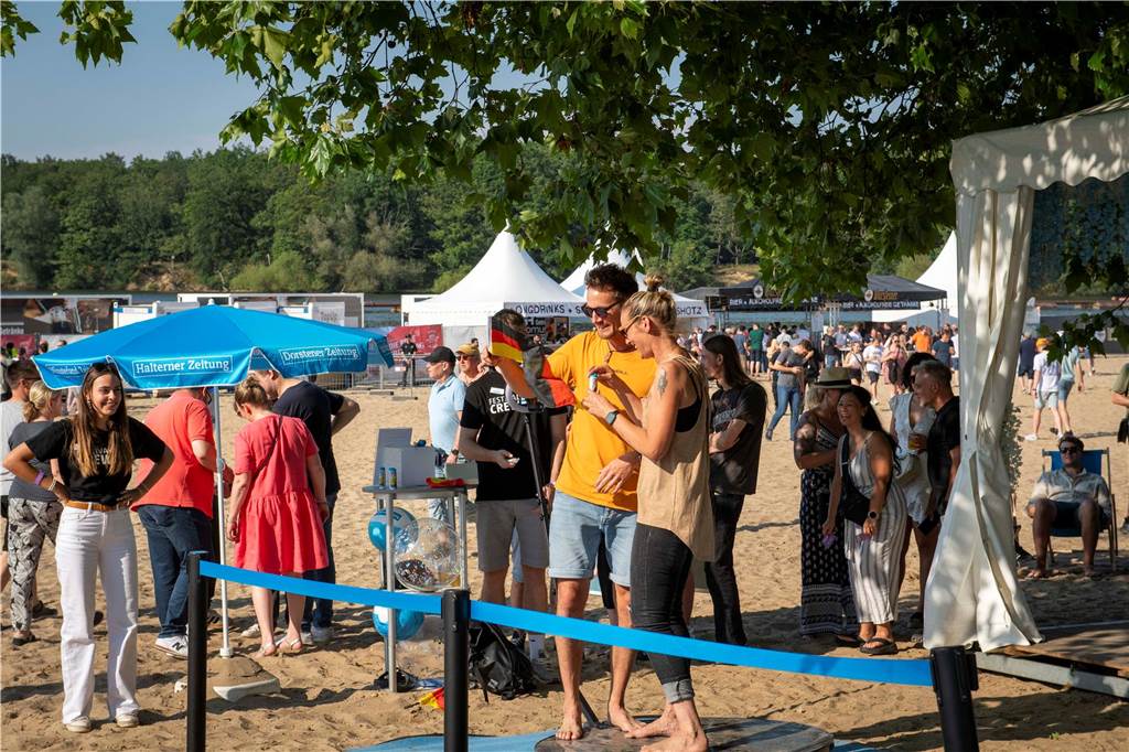 Zum Auftakt des Sunset Beach Festivals gab Toto in Haltern ein begeisterndes Konzert. Tausende Fans waren aus dem Häuschen.