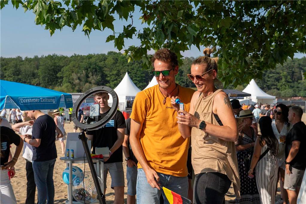Zum Auftakt des Sunset Beach Festivals gab Toto in Haltern ein begeisterndes Konzert. Tausende Fans waren aus dem Häuschen.