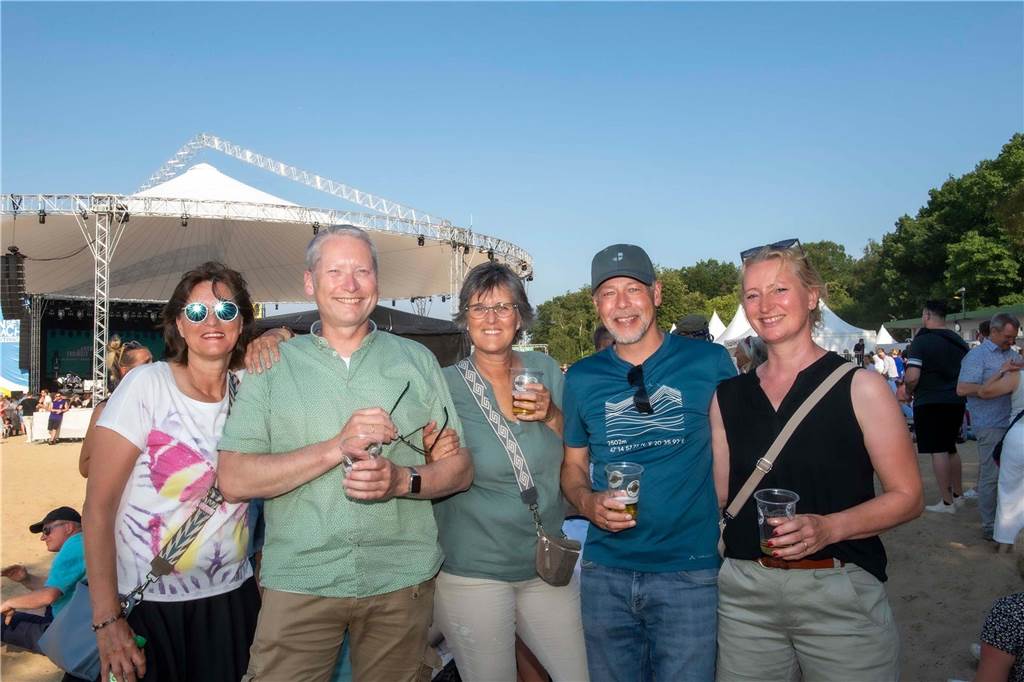 Zum Auftakt des Sunset Beach Festivals gab Toto in Haltern ein begeisterndes Konzert. Tausende Fans waren aus dem Häuschen.