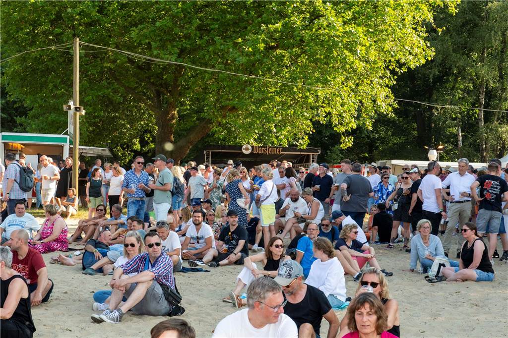 Zum Auftakt des Sunset Beach Festivals gab Toto in Haltern ein begeisterndes Konzert. Tausende Fans waren aus dem Häuschen.