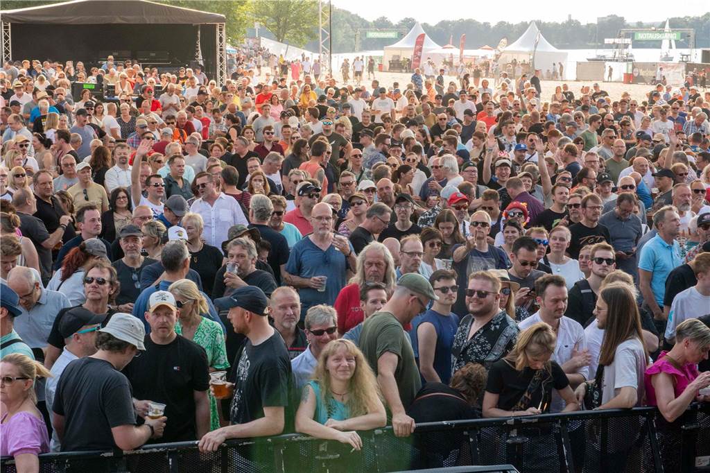 Zum Auftakt des Sunset Beach Festivals gab Toto in Haltern ein begeisterndes Konzert. Tausende Fans waren aus dem Häuschen.