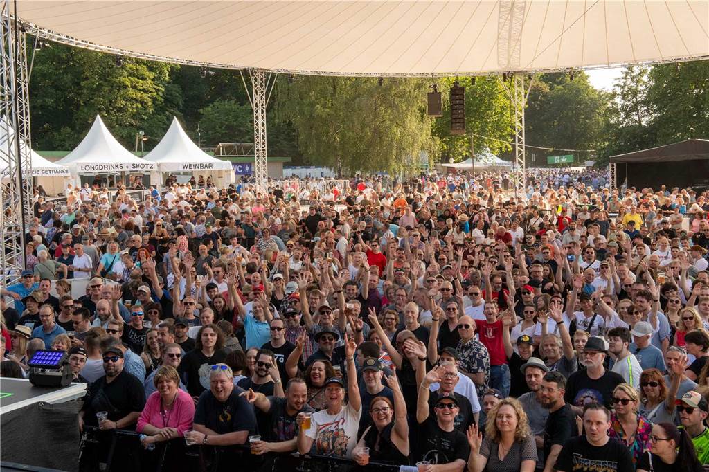 Zum Auftakt des Sunset Beach Festivals gab Toto in Haltern ein begeisterndes Konzert. Tausende Fans waren aus dem Häuschen.