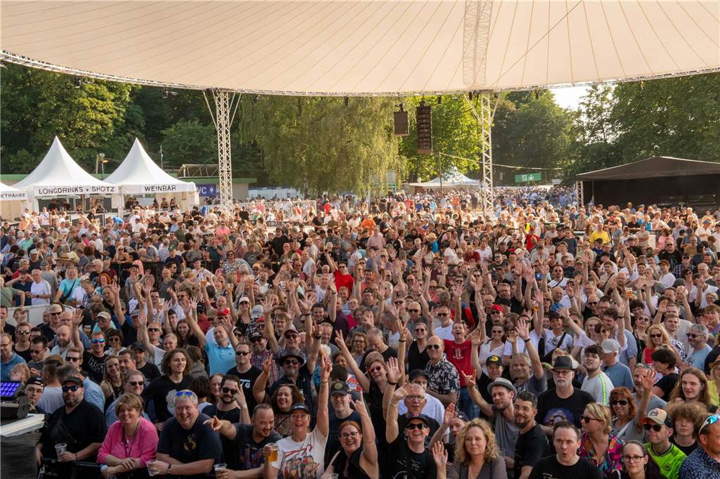 Zum Auftakt des Sunset Beach Festivals gab Toto in Haltern ein begeisterndes Konzert. Tausende Fans waren aus dem Häuschen.