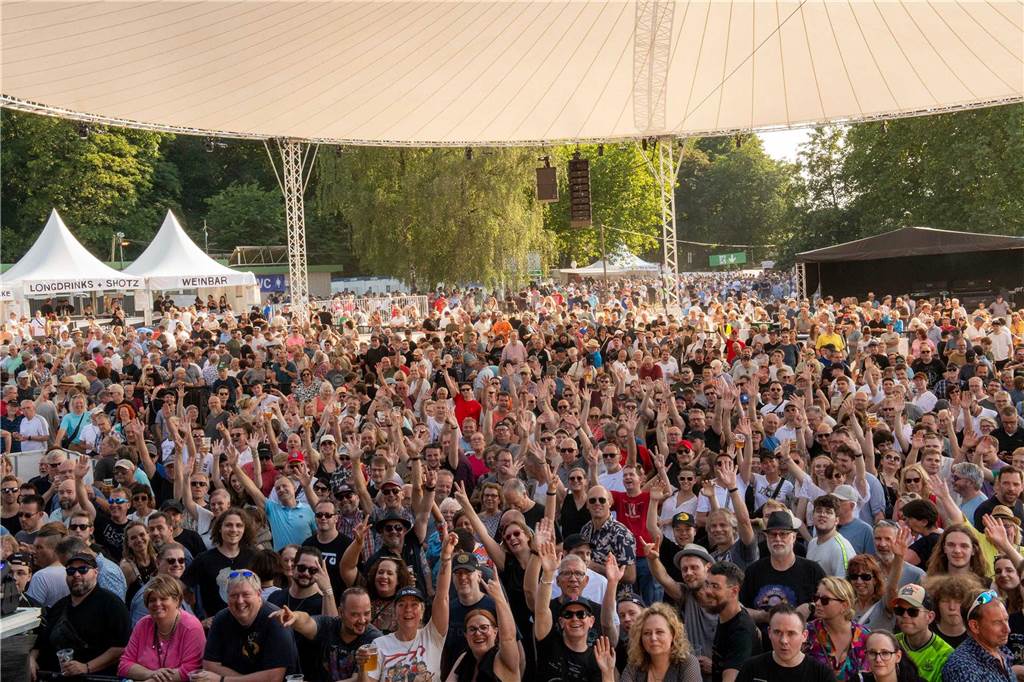 Zum Auftakt des Sunset Beach Festivals gab Toto in Haltern ein begeisterndes Konzert. Tausende Fans waren aus dem Häuschen.
