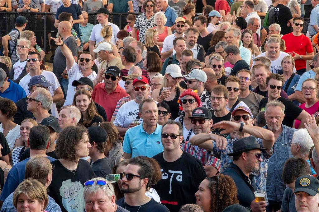Zum Auftakt des Sunset Beach Festivals gab Toto in Haltern ein begeisterndes Konzert. Tausende Fans waren aus dem Häuschen.
