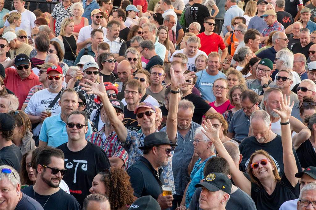 Zum Auftakt des Sunset Beach Festivals gab Toto in Haltern ein begeisterndes Konzert. Tausende Fans waren aus dem Häuschen.