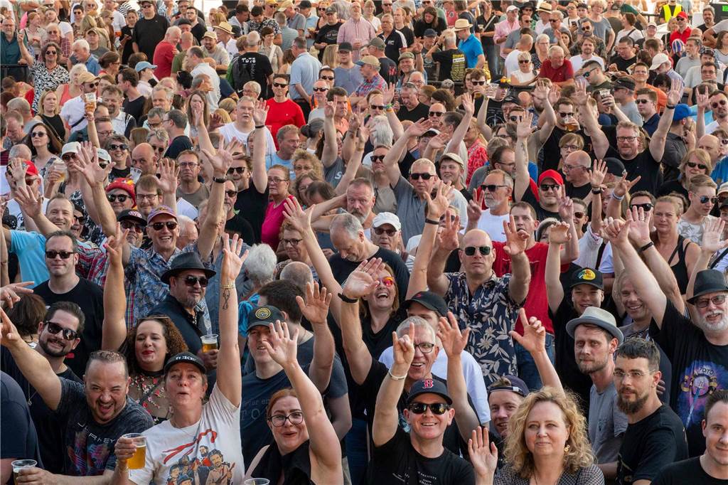 Zum Auftakt des Sunset Beach Festivals gab Toto in Haltern ein begeisterndes Konzert. Tausende Fans waren aus dem Häuschen.