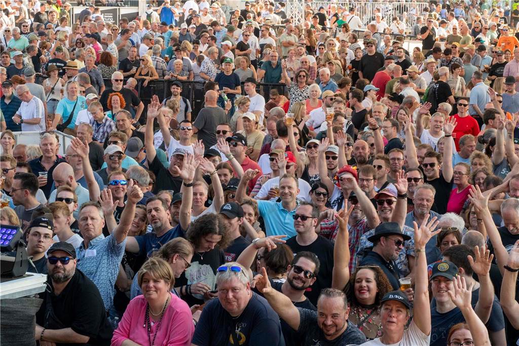 Zum Auftakt des Sunset Beach Festivals gab Toto in Haltern ein begeisterndes Konzert. Tausende Fans waren aus dem Häuschen.