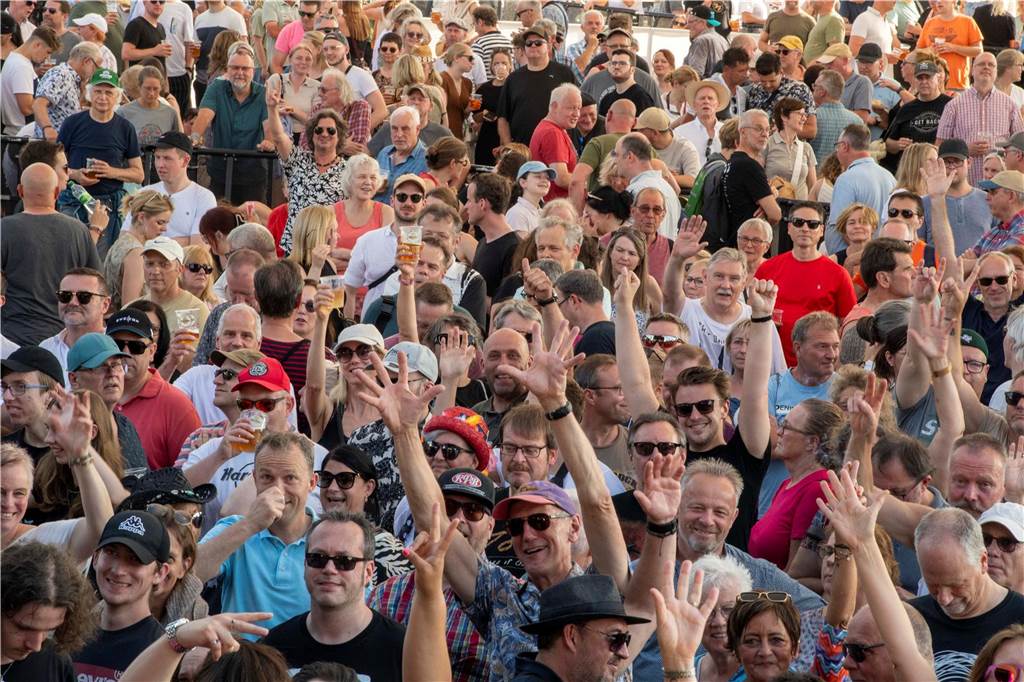Zum Auftakt des Sunset Beach Festivals gab Toto in Haltern ein begeisterndes Konzert. Tausende Fans waren aus dem Häuschen.
