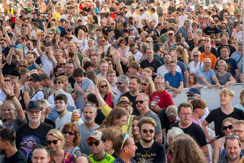 Zum Auftakt des Sunset Beach Festivals gab Toto in Haltern ein begeisterndes Konzert. Tausende Fans waren aus dem Häuschen.