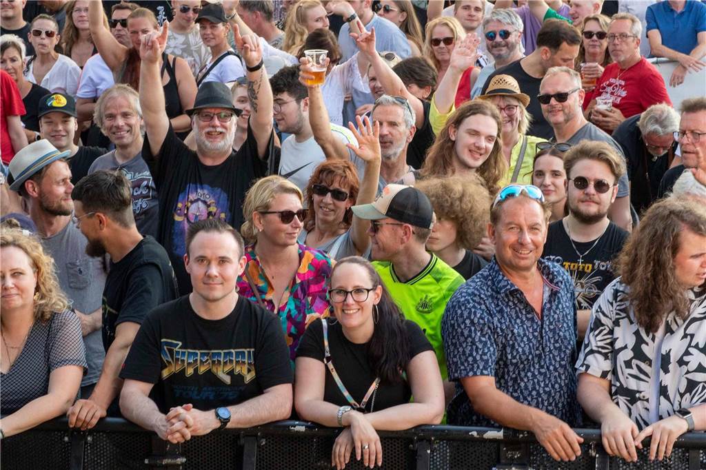 Zum Auftakt des Sunset Beach Festivals gab Toto in Haltern ein begeisterndes Konzert. Tausende Fans waren aus dem Häuschen.