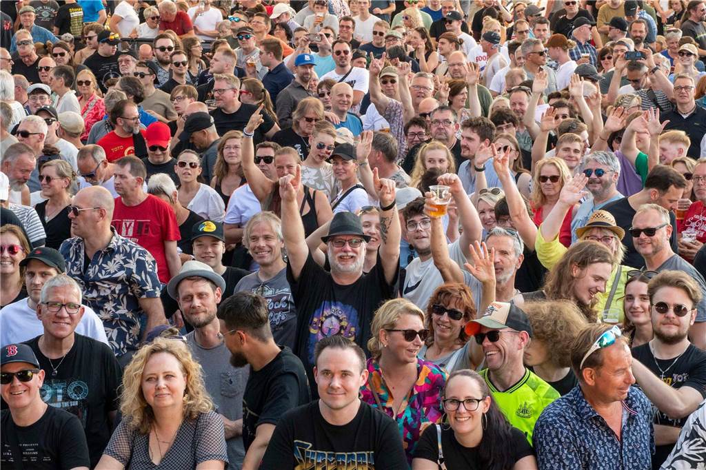 Zum Auftakt des Sunset Beach Festivals gab Toto in Haltern ein begeisterndes Konzert. Tausende Fans waren aus dem Häuschen.