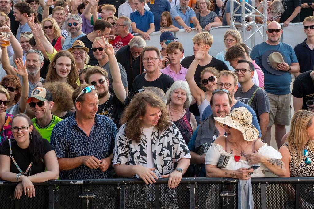 Zum Auftakt des Sunset Beach Festivals gab Toto in Haltern ein begeisterndes Konzert. Tausende Fans waren aus dem Häuschen.