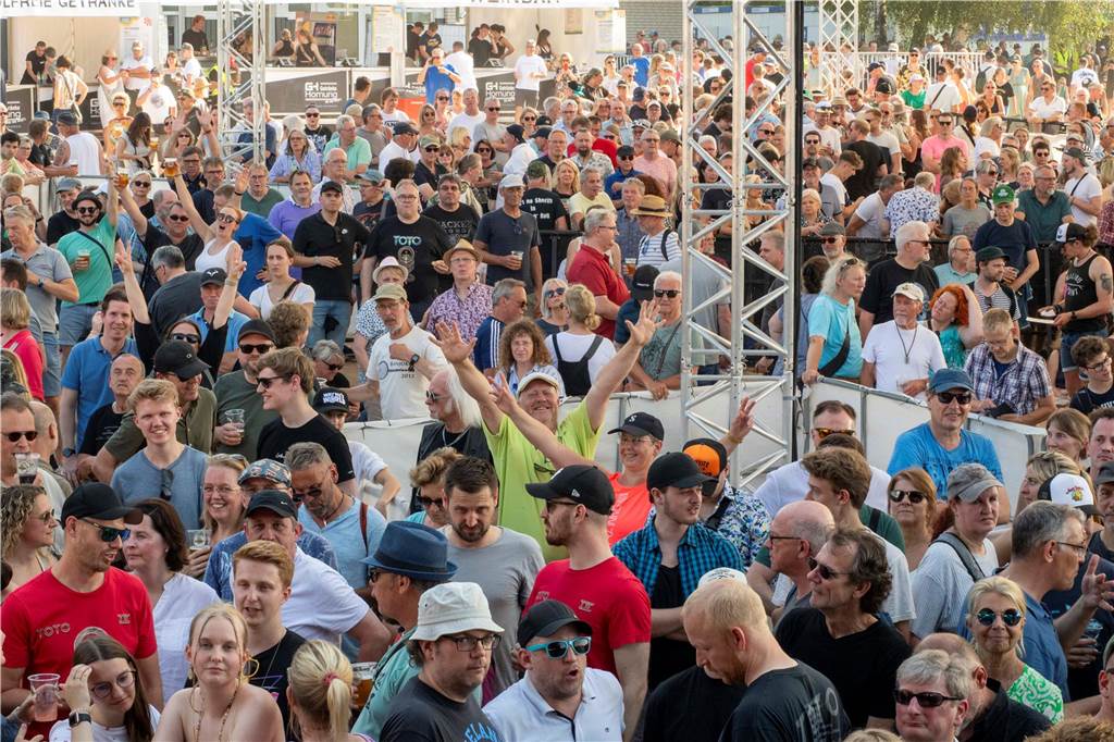Zum Auftakt des Sunset Beach Festivals gab Toto in Haltern ein begeisterndes Konzert. Tausende Fans waren aus dem Häuschen.