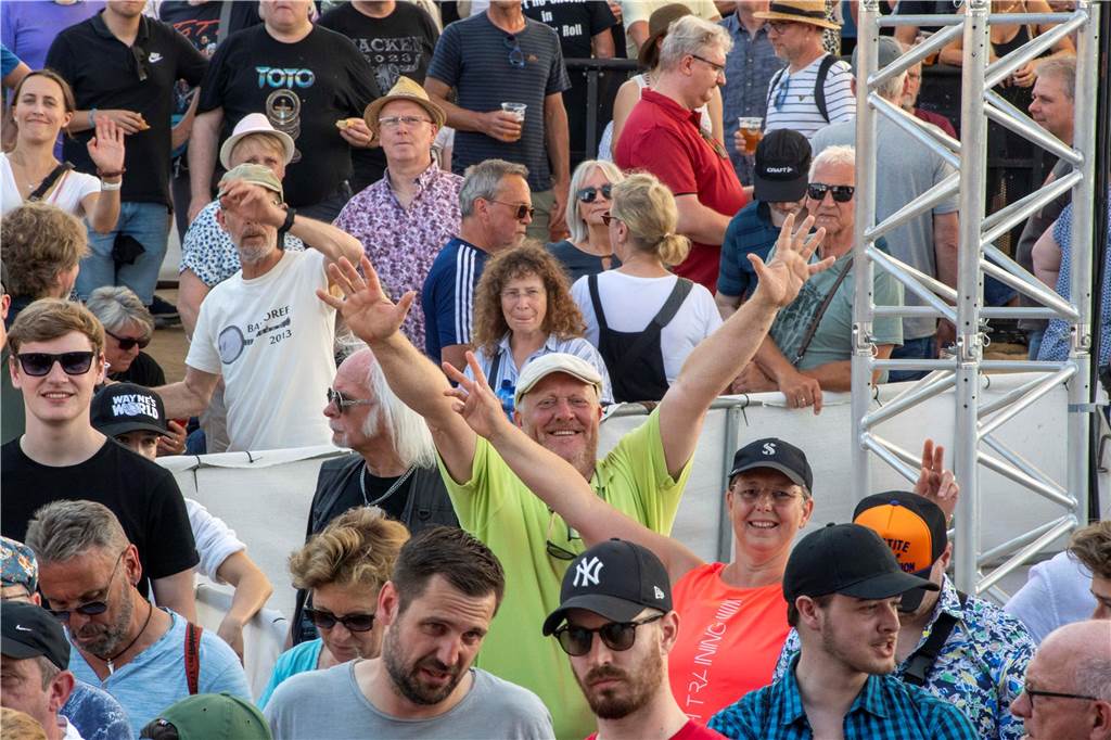 Zum Auftakt des Sunset Beach Festivals gab Toto in Haltern ein begeisterndes Konzert. Tausende Fans waren aus dem Häuschen.