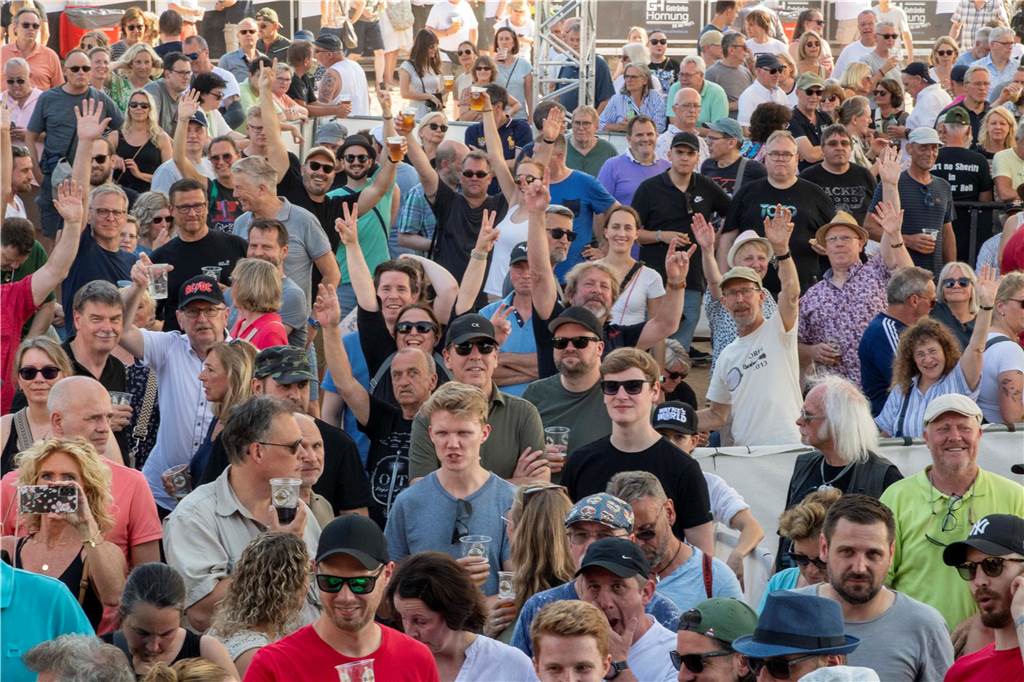 Zum Auftakt des Sunset Beach Festivals gab Toto in Haltern ein begeisterndes Konzert. Tausende Fans waren aus dem Häuschen.