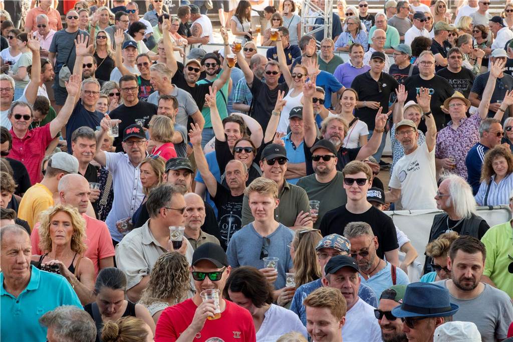 Zum Auftakt des Sunset Beach Festivals gab Toto in Haltern ein begeisterndes Konzert. Tausende Fans waren aus dem Häuschen.