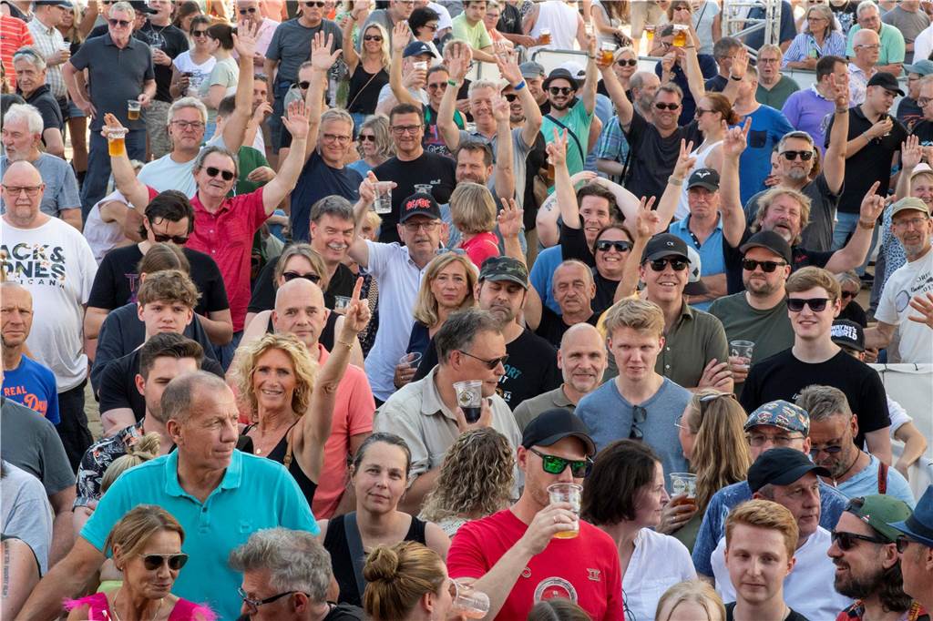Zum Auftakt des Sunset Beach Festivals gab Toto in Haltern ein begeisterndes Konzert. Tausende Fans waren aus dem Häuschen.