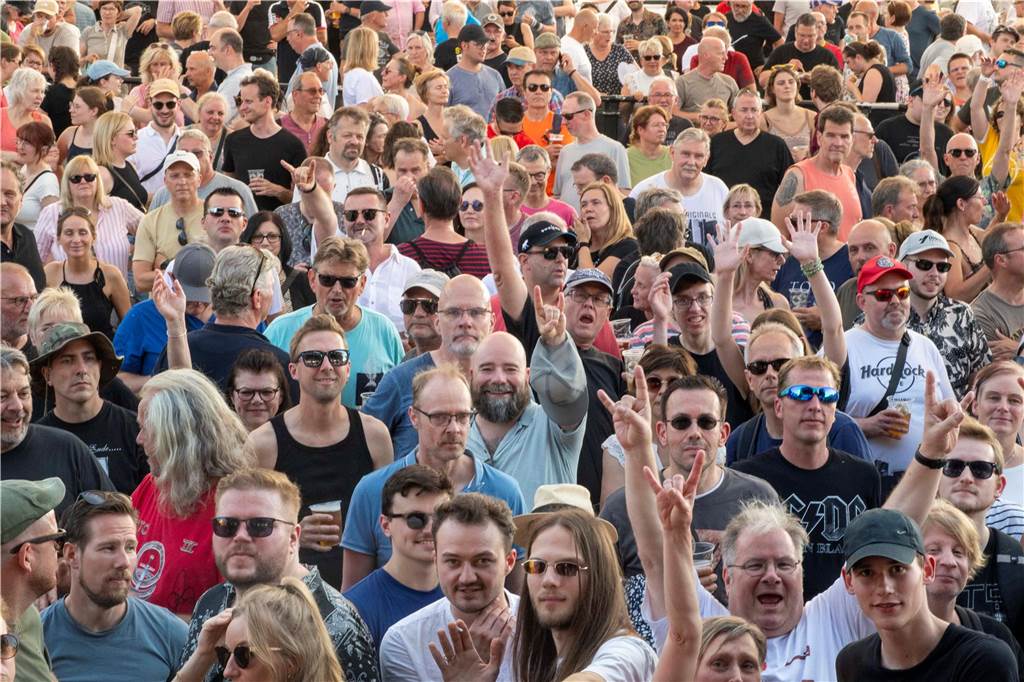 Zum Auftakt des Sunset Beach Festivals gab Toto in Haltern ein begeisterndes Konzert. Tausende Fans waren aus dem Häuschen.