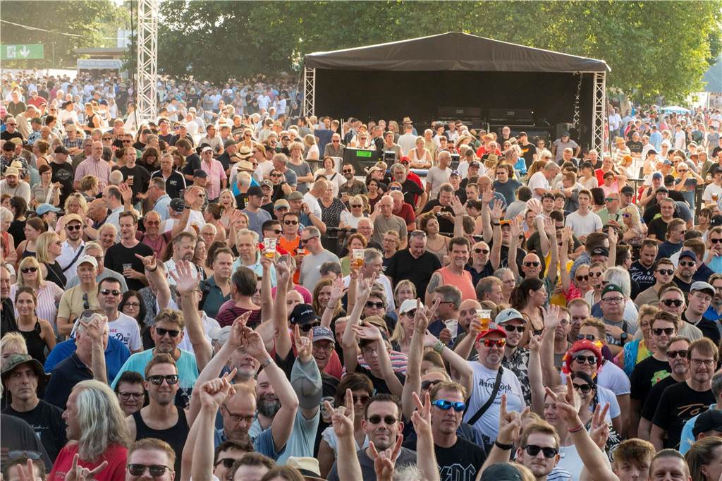 Zum Auftakt des Sunset Beach Festivals gab Toto in Haltern ein begeisterndes Konzert. Tausende Fans waren aus dem Häuschen.