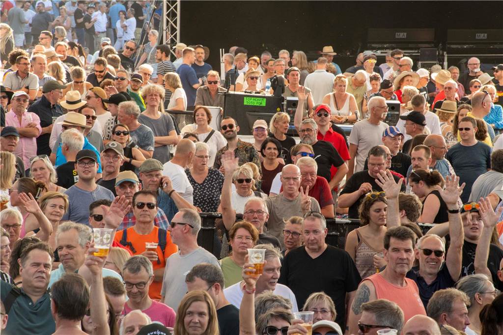 Zum Auftakt des Sunset Beach Festivals gab Toto in Haltern ein begeisterndes Konzert. Tausende Fans waren aus dem Häuschen.