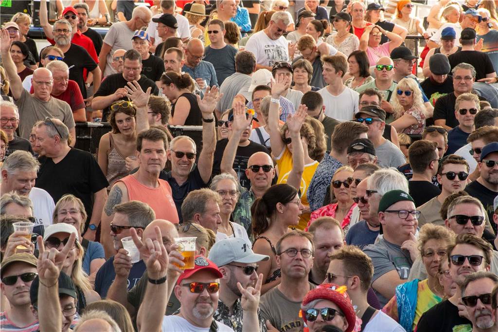 Zum Auftakt des Sunset Beach Festivals gab Toto in Haltern ein begeisterndes Konzert. Tausende Fans waren aus dem Häuschen.
