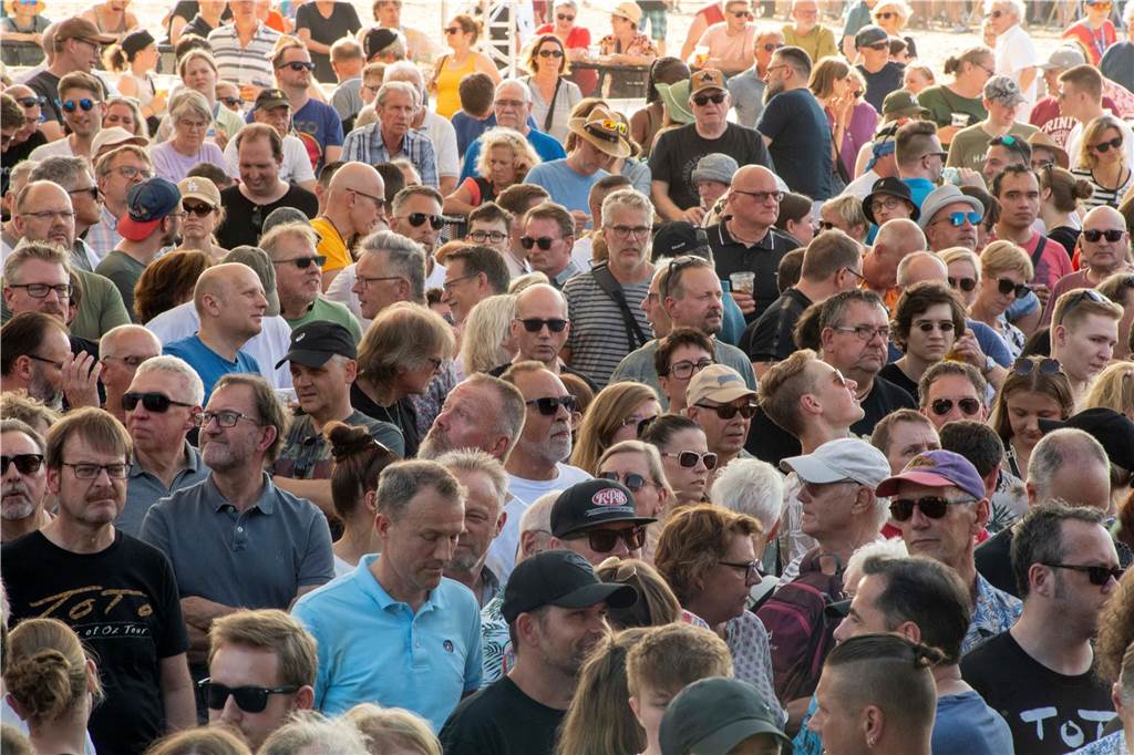 Zum Auftakt des Sunset Beach Festivals gab Toto in Haltern ein begeisterndes Konzert. Tausende Fans waren aus dem Häuschen.