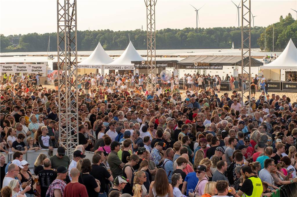 Zum Auftakt des Sunset Beach Festivals gab Toto in Haltern ein begeisterndes Konzert. Tausende Fans waren aus dem Häuschen.