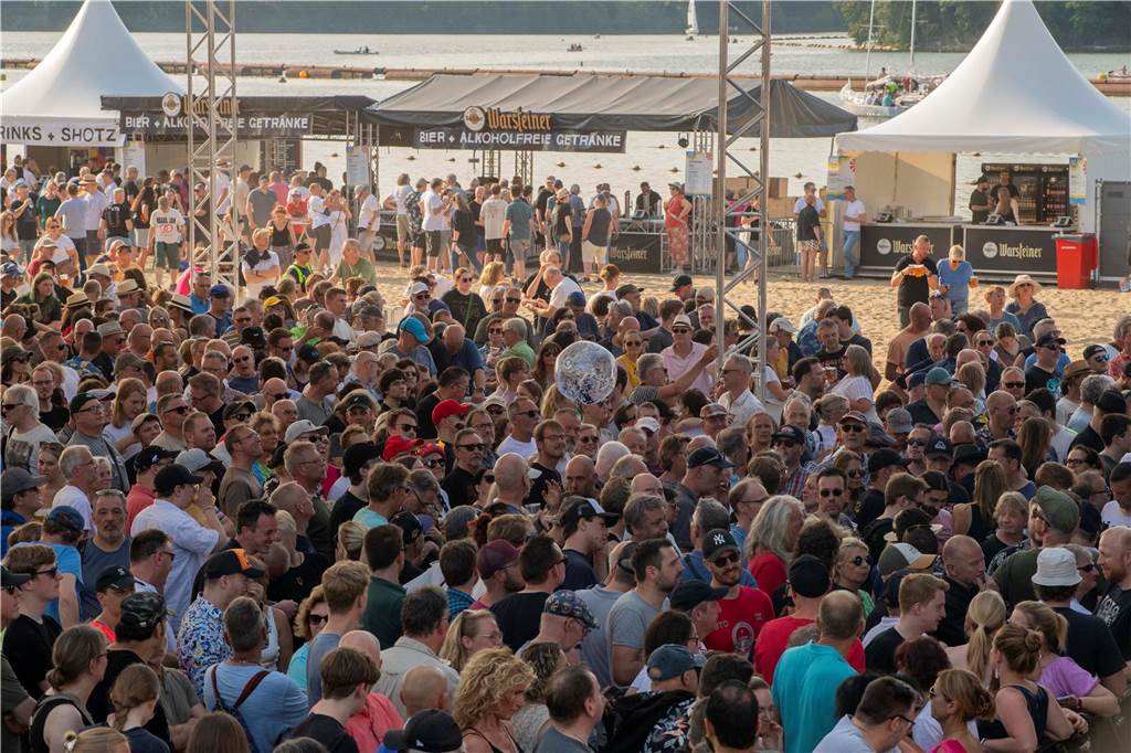 Zum Auftakt des Sunset Beach Festivals gab Toto in Haltern ein begeisterndes Konzert. Tausende Fans waren aus dem Häuschen.