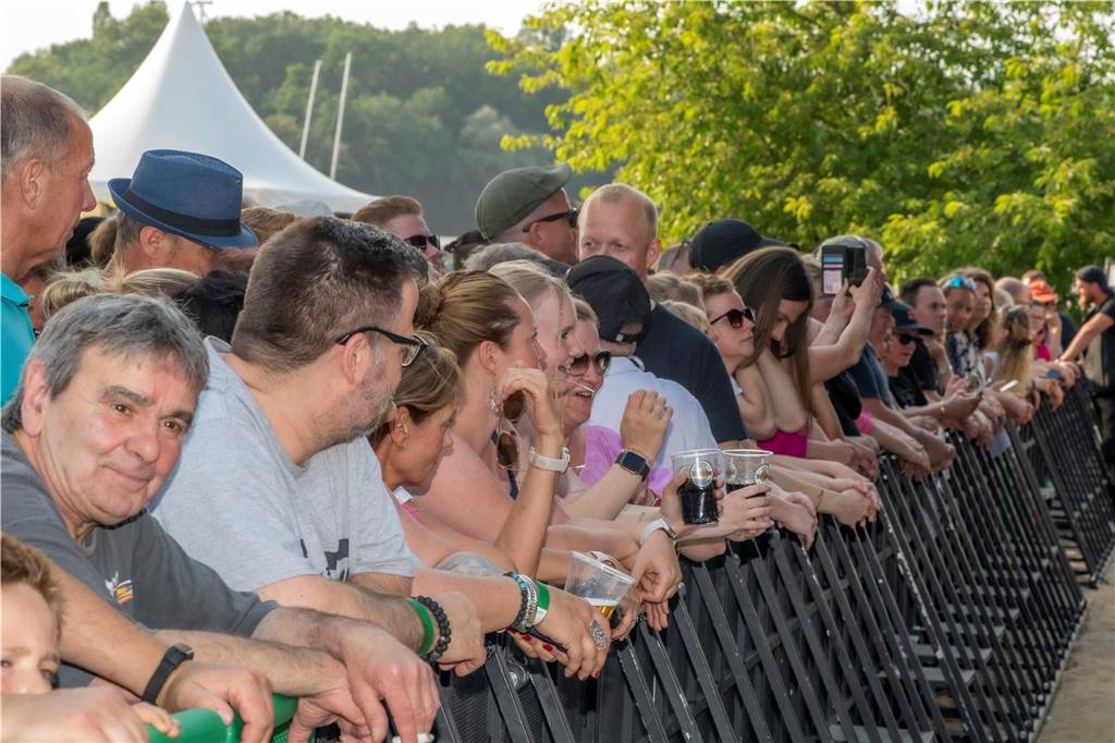 Zum Auftakt des Sunset Beach Festivals gab Toto in Haltern ein begeisterndes Konzert. Tausende Fans waren aus dem Häuschen.