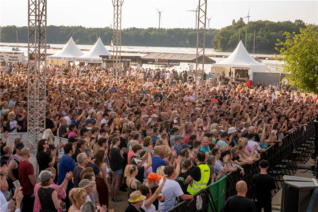 Zum Auftakt des Sunset Beach Festivals gab Toto in Haltern ein begeisterndes Konzert. Tausende Fans waren aus dem Häuschen.