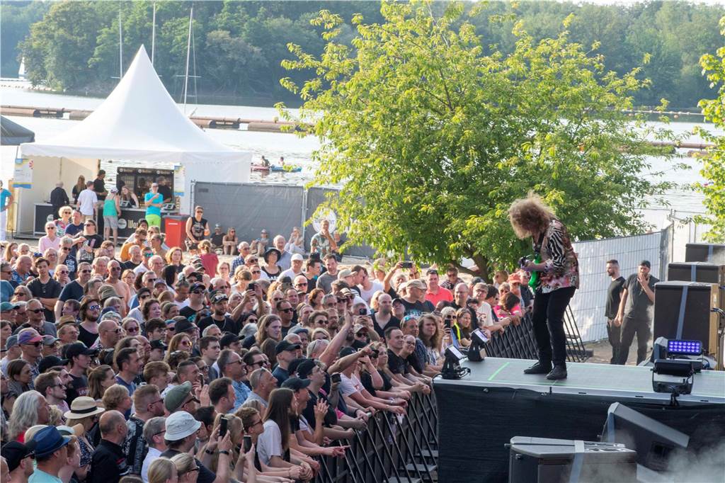 Zum Auftakt des Sunset Beach Festivals gab Toto in Haltern ein begeisterndes Konzert. Tausende Fans waren aus dem Häuschen.