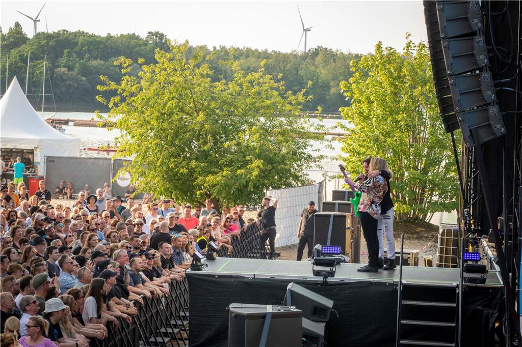 Zum Auftakt des Sunset Beach Festivals gab Toto in Haltern ein begeisterndes Konzert. Tausende Fans waren aus dem Häuschen.