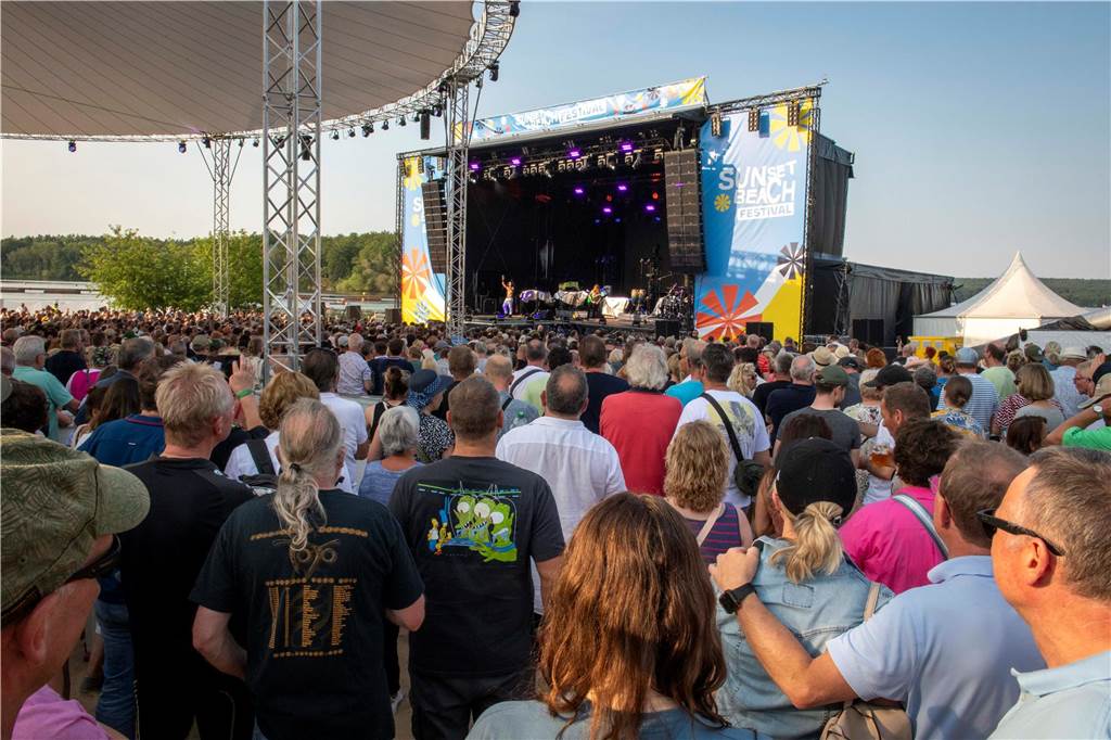 Zum Auftakt des Sunset Beach Festivals gab Toto in Haltern ein begeisterndes Konzert. Tausende Fans waren aus dem Häuschen.