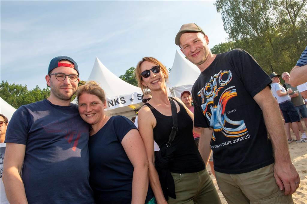 Zum Auftakt des Sunset Beach Festivals gab Toto in Haltern ein begeisterndes Konzert. Tausende Fans waren aus dem Häuschen.