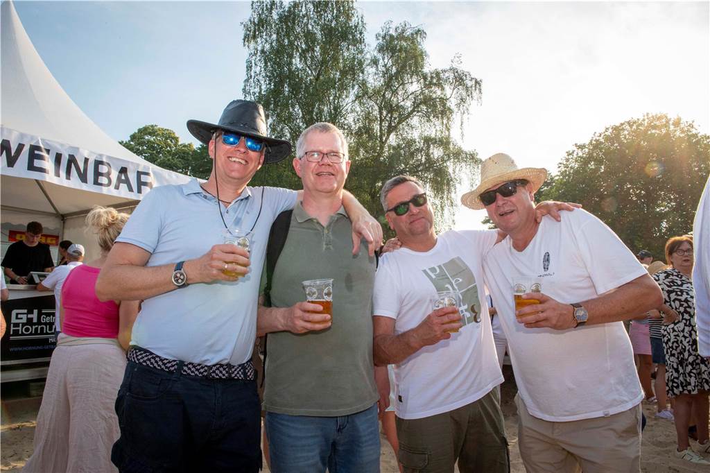 Zum Auftakt des Sunset Beach Festivals gab Toto in Haltern ein begeisterndes Konzert. Tausende Fans waren aus dem Häuschen.